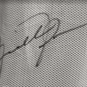 القميص يحمل توقيع مايكل جوردان