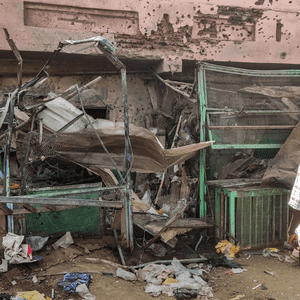 أحد المراكز الطبية التي تضرر جراء الاشتباكات