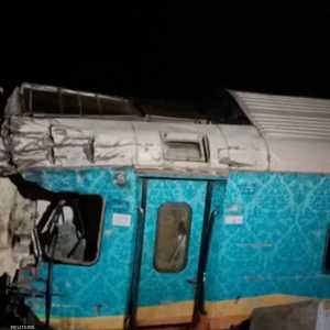 ارتفعت حصيلة ضحايا اصطدام قطارين في شرق الهند إلى 120 قتيلا