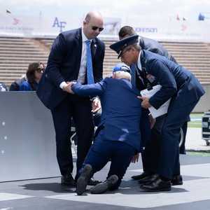 عناصر الحماية مع بايدن بعد السقوط