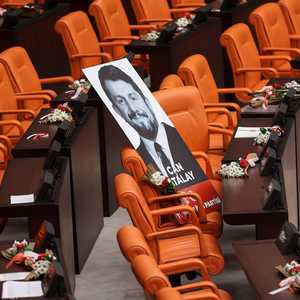 صورة ألاتاي على مقعده في البرلمان