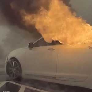 السيارة لحظة احتراقها