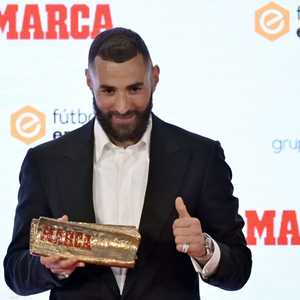 بنزيمة خلال استلامه جائزة "الأسطورة" من صحيفة ماركا قبل أيام