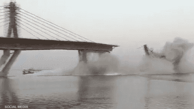 لثاني مرة.. فيديو مرعب للحظة انهيار جسر عملاق تحت الإنشاء