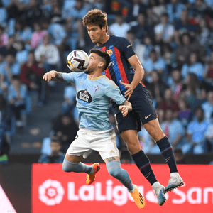 كارليس بيريز (يسار) يتنافس مع مدافع برشلونة الإسباني ماركوس