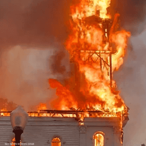 الحريق دمر برج الكنيسة