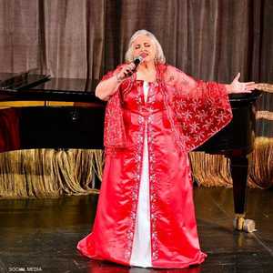 السوبرانو المصرية نيفين علوبة