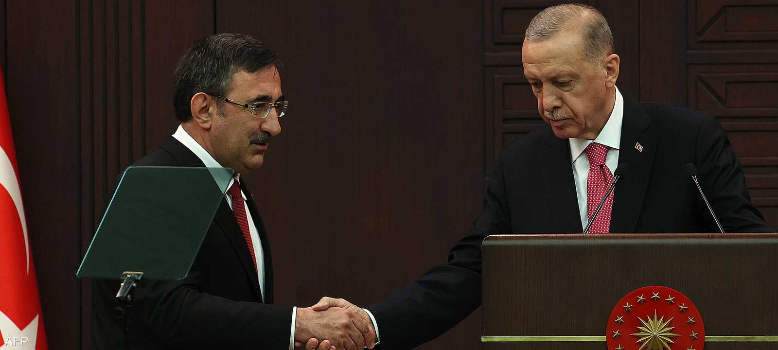 أردوغان يصافح نائبه الجديد جودت يلماز