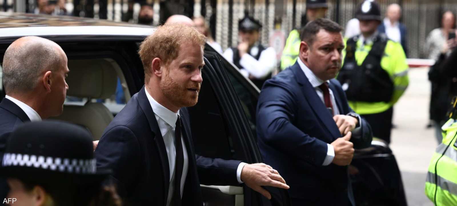 لحظة وصول الأمير هاري للإدلاء بشهادته