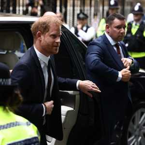 لحظة وصول الأمير هاري للإدلاء بشهادته