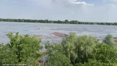 مياه الفيضان تتدفق على نوفا كاخوفكا.. وفقدان 7 أشخاص