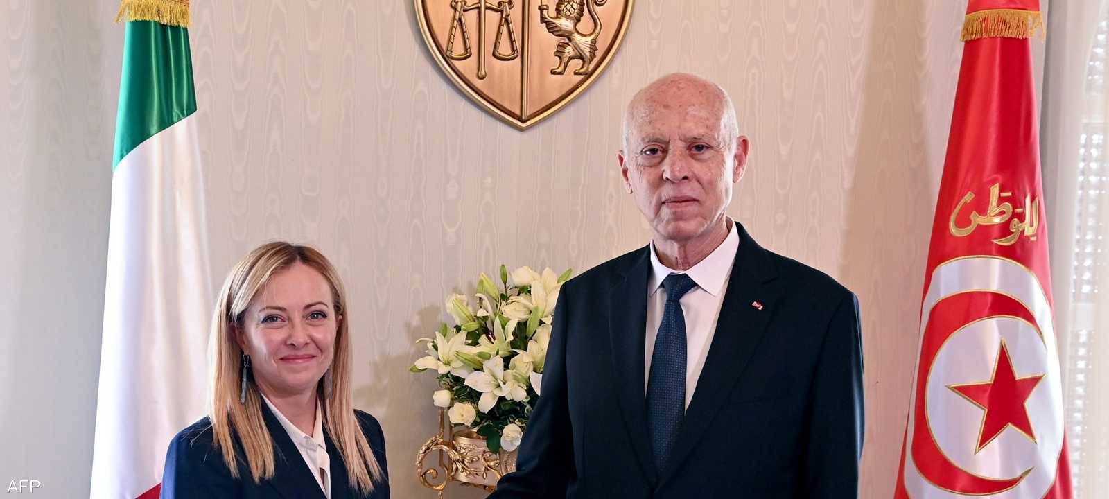 الرئيس التونسي يصافح رئيسة وزراء إيطاليا
