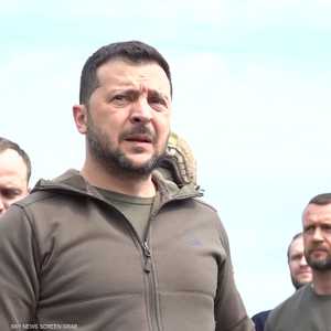 زيلينسكي يزور منطقة خيرسون للاطلاع على تداعيات تفجير السد