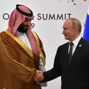 الرئيس الروسي يصافح ولي العهد السعودي