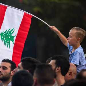 طفل يحمل علم لبنان - أرشيفية