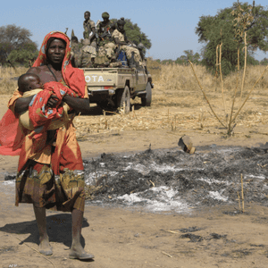 أمرأة التهمت نيران الحرب خيمتها في دارفور (أرشيف)