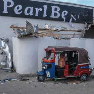 من آثار الهجوم على مطعم بيرل بيتش في مقديشو