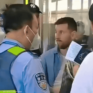 ميسي في مطار بكين