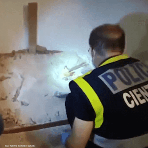 اكتشفت الشرطة رفات الشابة داخل الجدار