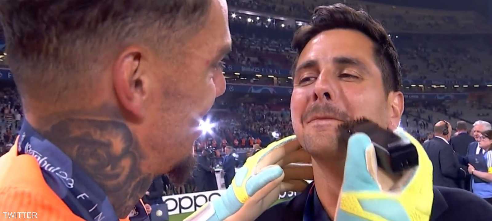 إيدرسون يحلق شارب المذيع البرازيلي