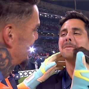 إيدرسون يحلق شارب المذيع البرازيلي