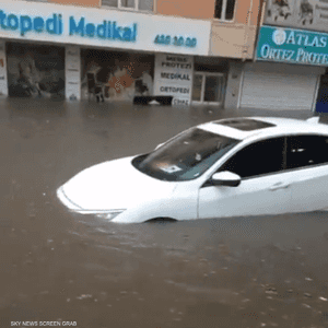 السيول تغرق شوارع أنقرة