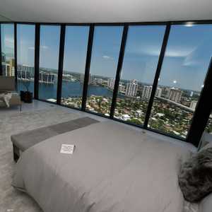 الشقة تقع في برج "بورش ديزاين تاور"