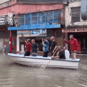 القوارب أربكت حركة المرور في مدن تركية