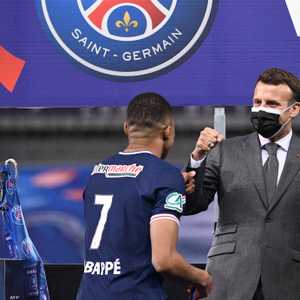 ماكرون يحيي مبابي - صورة أرشيفية