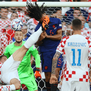 باساليتش في لقطة كروية عنيفة مع الهولندي ناثان أك