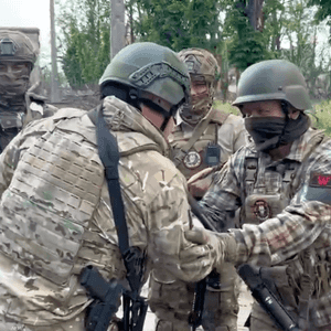 رئيس فاغنر مع عدد من مقاتلي المجموعة