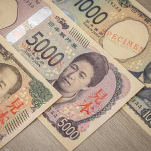الين الياباني يتراجع أمام الدولار