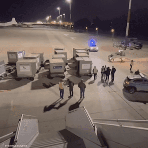 لحظة وصول طائرة الوفد إلى وارسو