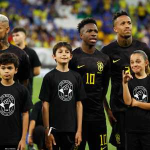 المنتخب البرازيلي بالزي الأسود أمام غينيا