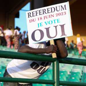 الناخبون بمالي يصوتون في استفتاء يمهد الطريق للانتخابات