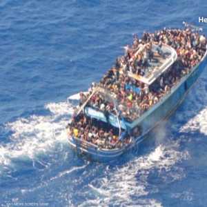 يحاكم مصريون في اليونان بتهمة التسبب في غرق سفينة مهاجرين