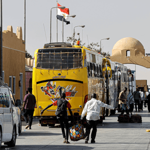 سودانيون يصلون معبر القسطل لدخول الأراضي المصرية