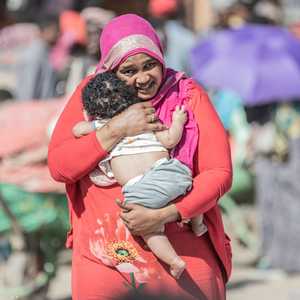 سودانية وطفلها على الحدود الإثيوبية