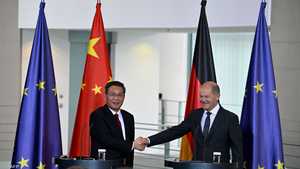المستشار الألماني أولاف شولتس ورئيس الوزراء الصيني لي تشيانغ