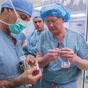 ماكياريني (يسار) أجرى 8 جراحات نجا منها مريض واحد فقط