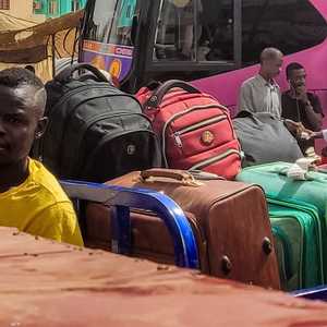 سودانيون في طريقهم لمغادرة البلاد هربا من الصراع العسكري
