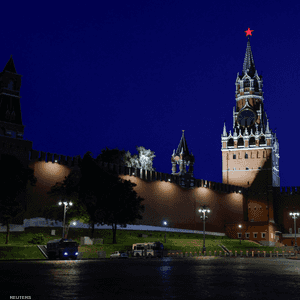 تواجد أمني أمام برج سباسكايا في الكرملين في وسط موسكو