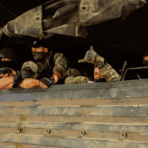 مقاتلو فاغنر لدى مغادرتهم المدينة