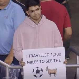 المشجع الشاب لم يكن يعرف أن صفقة ميسي لم تسجل رسميا