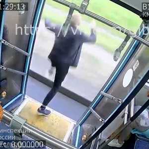 لحظة سقوط راكب من حافلة مسرعة في روسيا