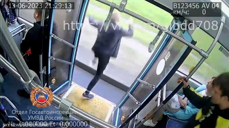 لحظة سقوط راكب من حافلة مسرعة في روسيا