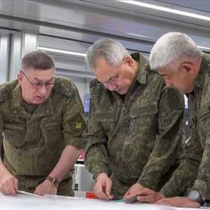 وزير الدفاع الروسي سيرغي شويغو وقائدان عسكريان