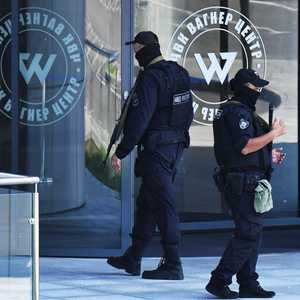 عناصر من الشرطة الروسية أمام مقر "فاغنر" في سان بطرسبرغ