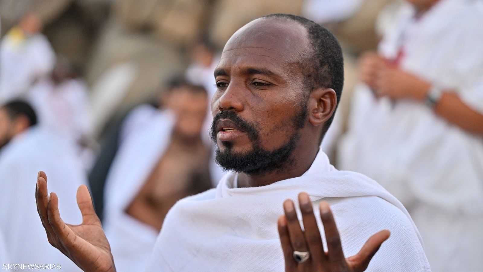 يدعو الحجاج بعد الخطبة ويبتهلون إلى الله في هذا اليوم العظيم