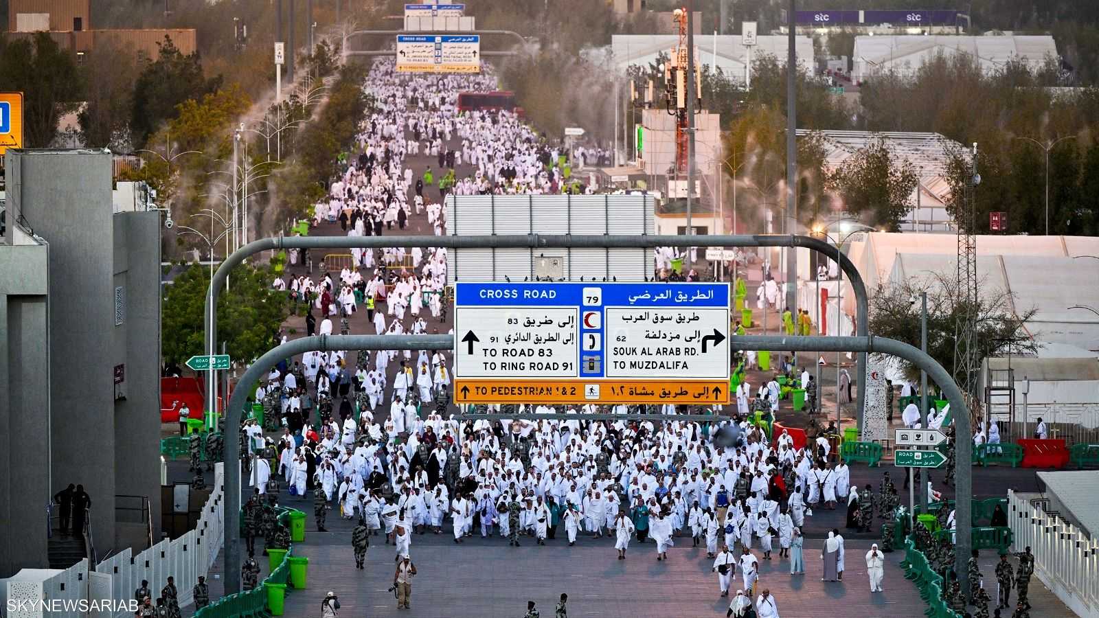 يستمع الحجاج في يوم عرفة إلى خطبة في مسجد نمرة